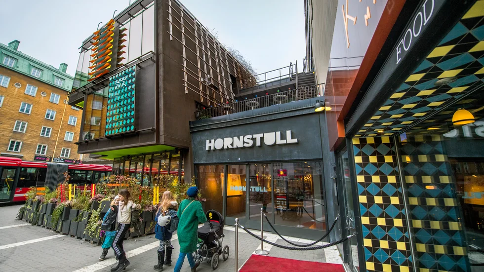 Stockholmscentrering. Journalister är överrepresenterade på Södermalm i Stockholm, vilket påverkar nyhetsbevakningen mer än att de röstar vänster.