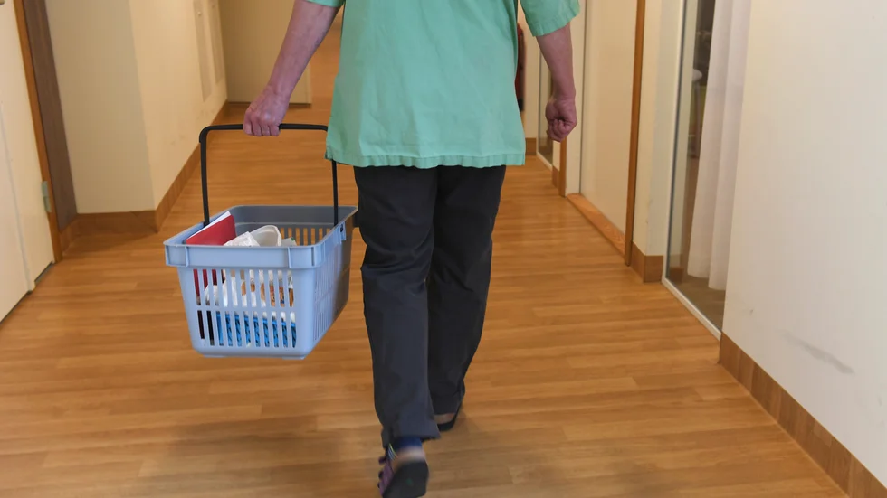 I vården behöver lönerna höjas och arebtsvillkoren förbättras menar insändarskribenten.