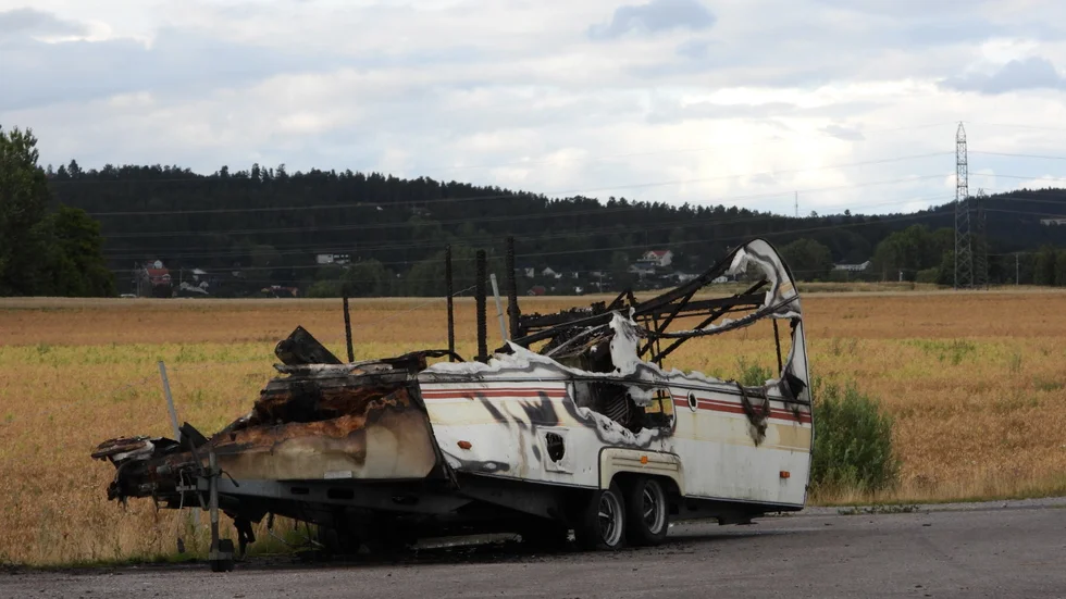 Räddningstjänsten lyckades släcka och flytta det eldhärhade fordonet.