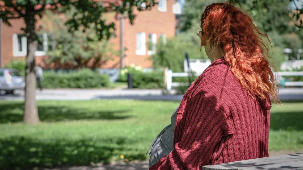 Caroline är gravid i vecka 38 och har väntat på ersättningen från a-kassan i 4 månader. Nu är ekonomin så dålig att de inte kunnat köpa blöjor och andra saker till barnet som kommer när som helst.