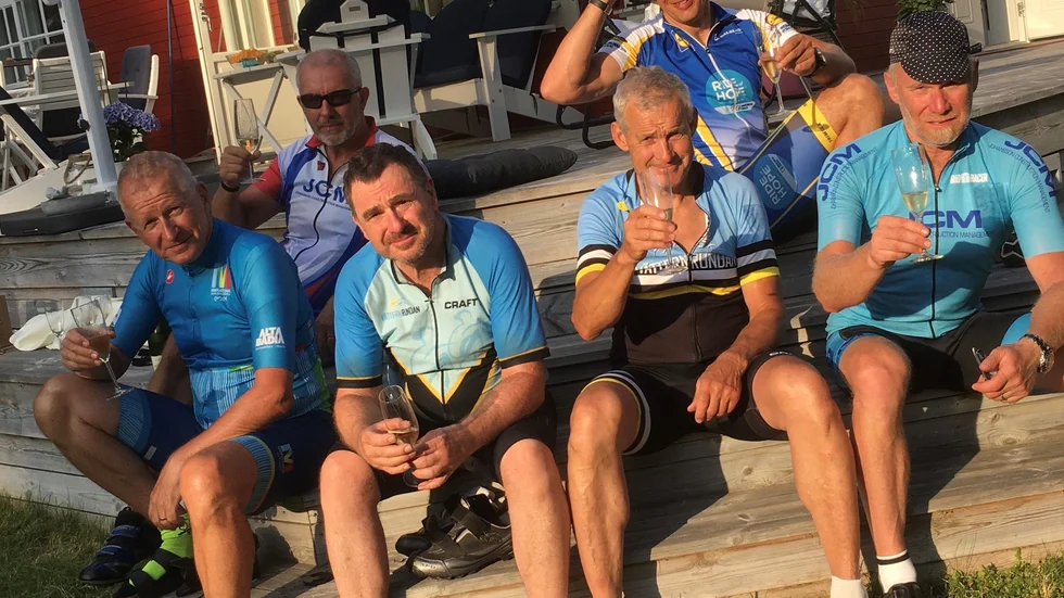 Vänstervarvsgänget är i mål efter 30 mil på cykel runt Vättern. "Det blev nya backar att upptäcka, en ny banprofil", säger Andrzej Bednarski, längst bak på bilden.