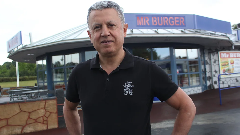 Simon Sauma nyöppnar Mr Burger på torsdag. "Det är tuffa tider, men jag tror på läget".