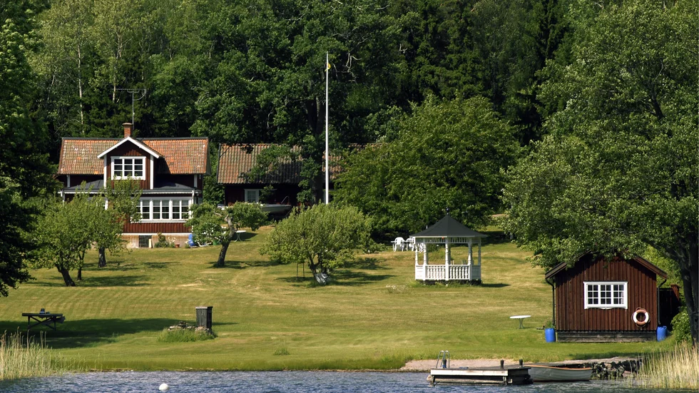 Sjötomt. Strandskyddet är återigen föremål för debatt efter att ett par i Östergötland fått sin tomt korrigerad av Länsstyrelsen.