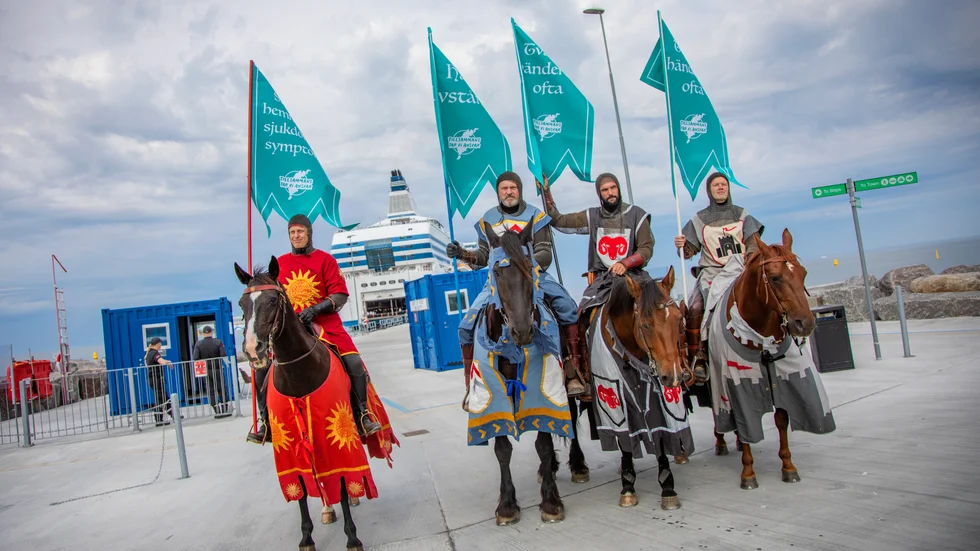 Riddarna Anders Månsson, Lorentz Hoas, Torbjörn Svensson och Thomas Lindgren på kryssningskajen, där två kryssningsfartyg anlöpte på måndagen.