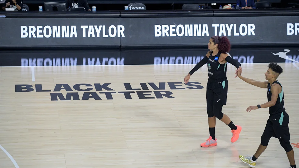 Amanda Zahui B, vänster, gjorde tio poäng när hennes New York Libert föll med 71–87 mot Seattle Storm.