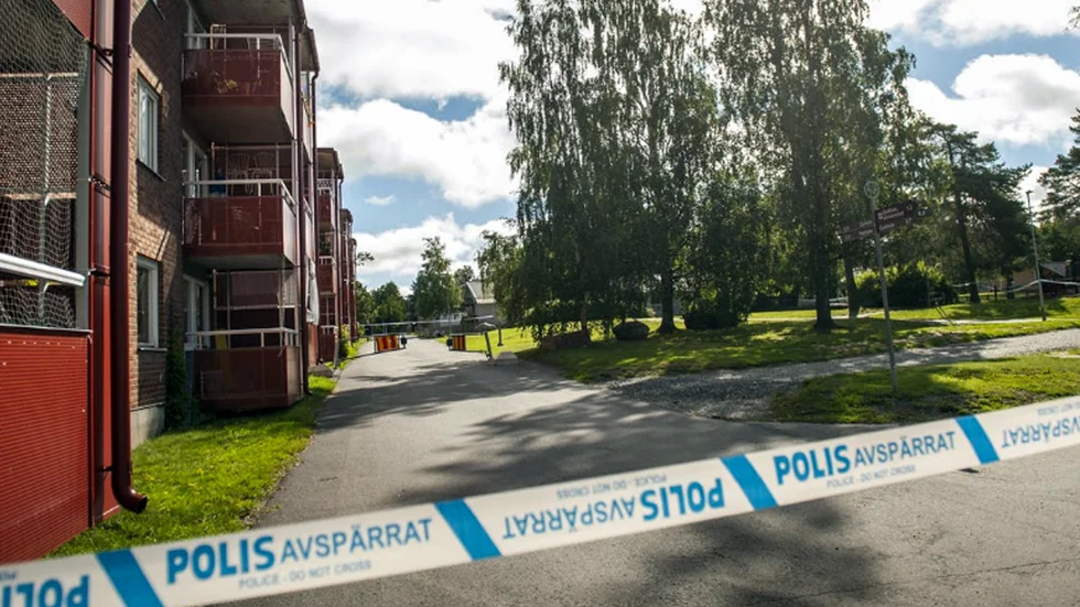 På söndagsmorgonen var ett större område vid parken bredvid Ålidhemsskolan mot Språkgränd fortfarande avspärrat.