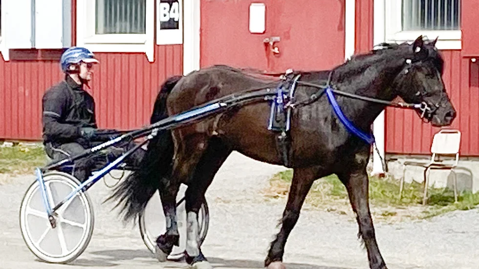 Ravn Kiro med tränaren Jerker Bjurman.