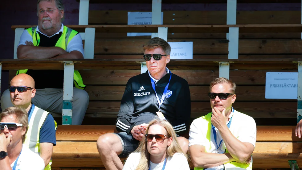 Jörgen Eriksson, svart tröja, ser fram mot söndag då IFK Luleå för första gången denna säsong får sälja biljetter till en match.