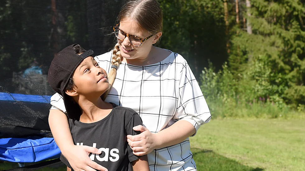 Åttaårige Chodrey gosar med mamma Jessica. Han och brorsan Blix var från en början familjehemsplacerade hos Jessica och Magnus. Sedan en tid tillbaka har paret fått vårdnaden om bröderna.