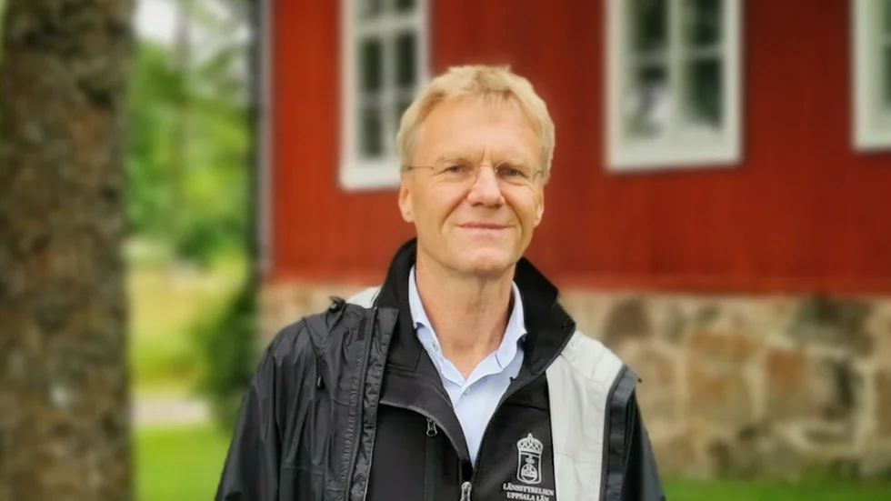 Landshövding Göran Enander utanför den gamla skolbyggnaden vid Berkinge bruk. 