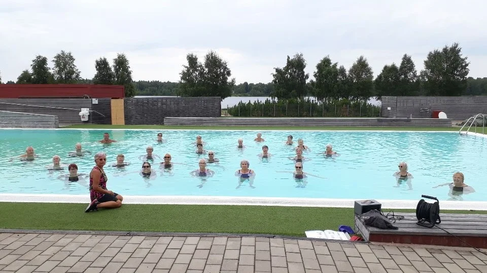 PRO Kalix har under sommaren vattengymnastik på Strandängsbadet i Kalix och meddelar detta: Vi håller i gång! Vi håller ut! Vi håller avstånd!
På bilden ses gymnastikledaren Kaarina Karpoff på poolkanten och det hängivna gympagänget i vattnet.
