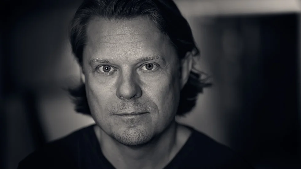 Fredrik Hultin växte upp i Visby men flyttade i vuxen ålder till Stockholm. Nu har han även ett hus i Stenkyrkehuk, där mycket av boken utspelar sig. 