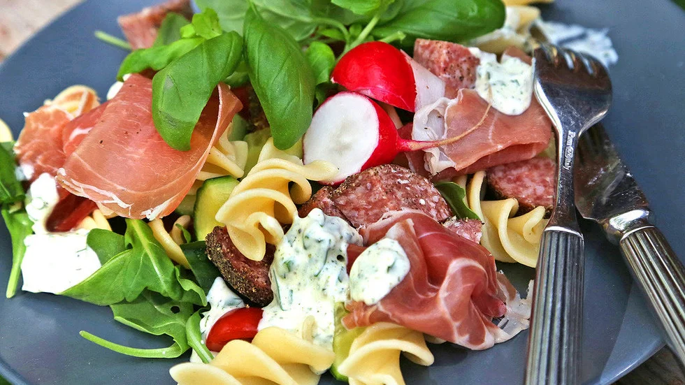 Pastasalladen blir festligare om man kan urskilja de olika ingredienserna.