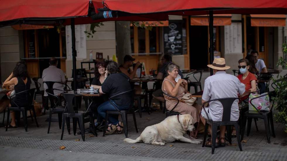 Antalet gäster på restauranger begränsas i Barcelona sedan smittspridningen av covid-19 blossat upp igen.