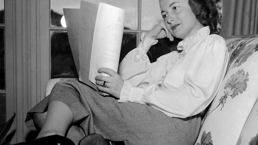 Året är 1948. Olivia de Havilland ses här studera ett manuskript.