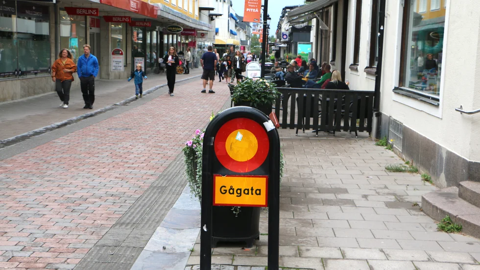 Förbudsskylten som skapat förvirring kring reglerna om cyklister på gågatan. 