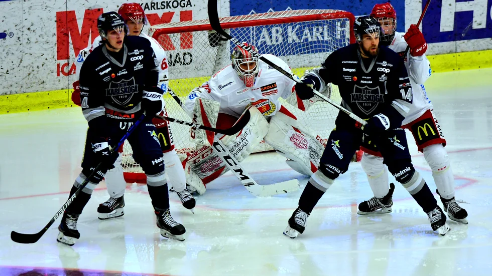 Oliver Håkansson letar med blicken efter pucken. Den unge Almtunamålvakten gjorde på nytt en lysande bortamatch och höll länge nollan mot topplaget Karlskoga.