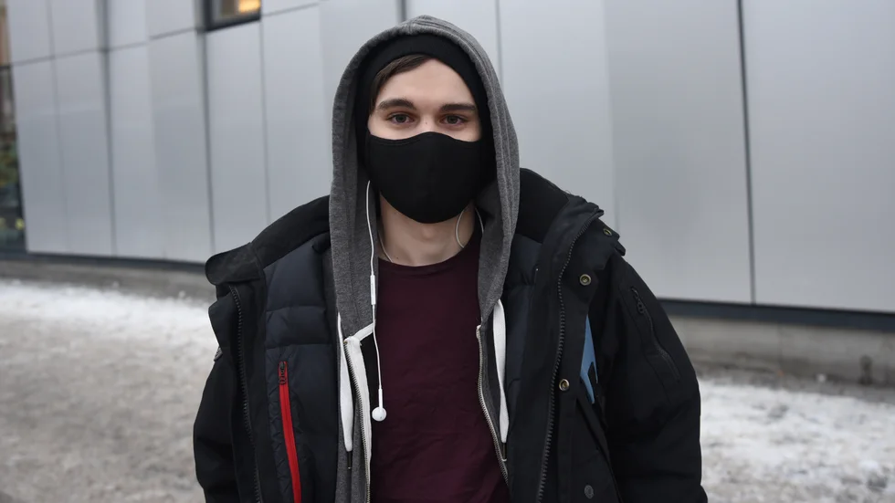 Filip Jansson är en av de som använder munskydd i kollektivtrafiken.