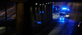Bil kolliderade med betongpelare