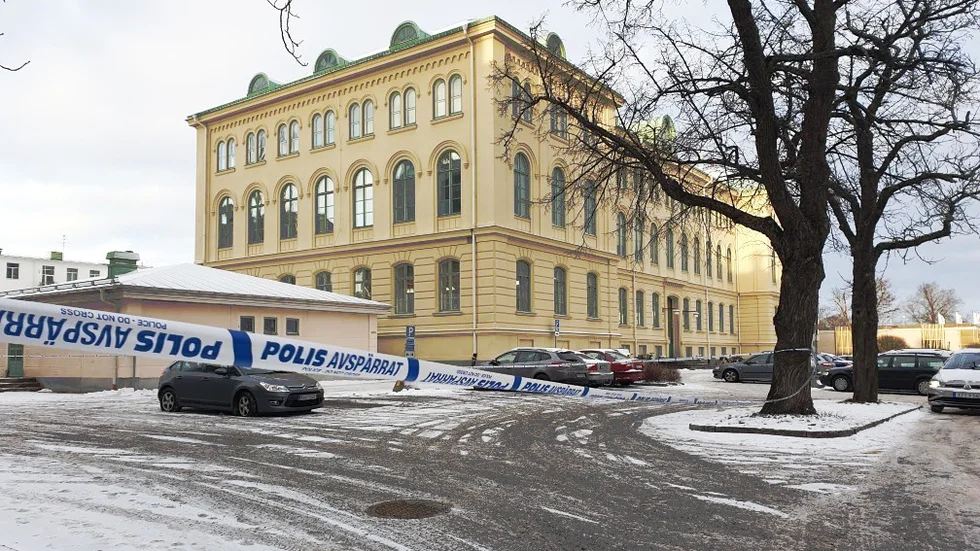 Under måndagen var fortfarande avspärrningen kvar vid skolan.