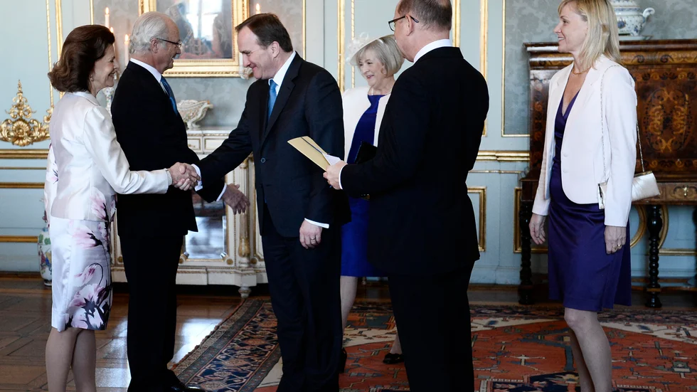Vare sig kungen eller statsministern har förtur till att bli vaccinerade mot covid-19. På bilden Kung Carl XVI Gustaf när han tillsammans med drottning Silvia tar emot bland annat statsminister Stefan Löfven (S) vid firandet av sin 70-årsdag 2016.