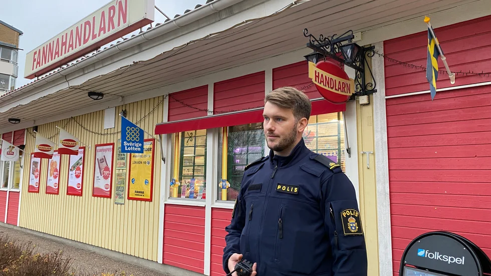 Flera polispatruller åkte runt i Fanna och Bergvreten och sökte efter den mopedburne butiksrånaren. Polisassistent Petter Högberg var en de poliser som fanns på plats vid den avspärrade butiken.