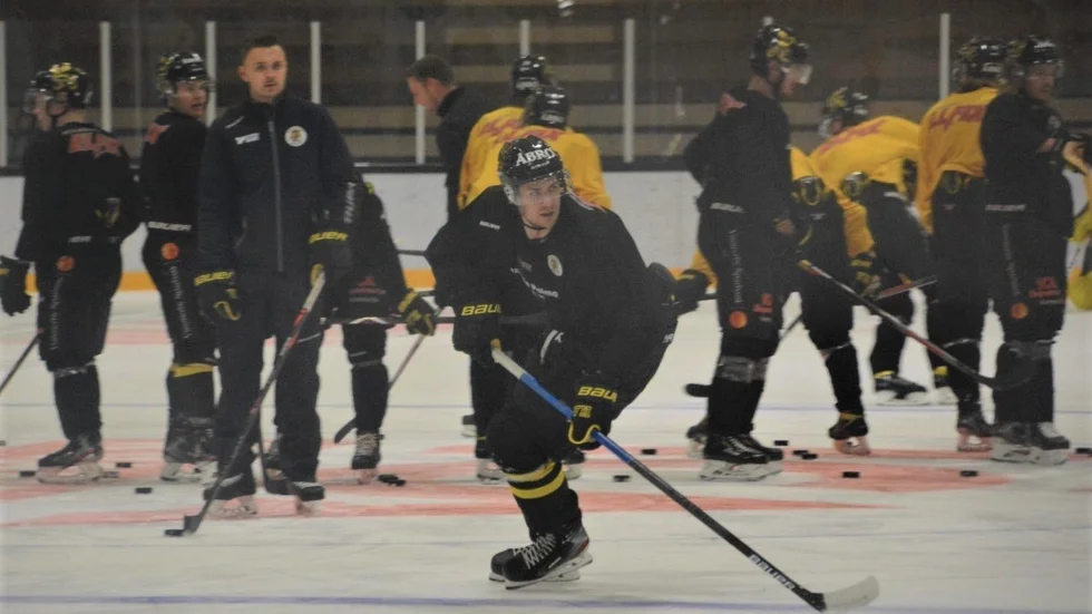 Vimmerby Hockeys A-lag ska genomföra ett lättare ispass under måndagen.