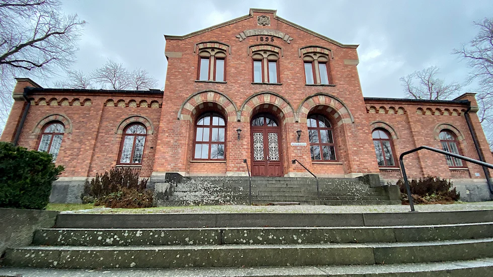 Här inne i Konsthallen i Gamla tingshuset blir det nya konstnärer som ställer ut från och med lördag.