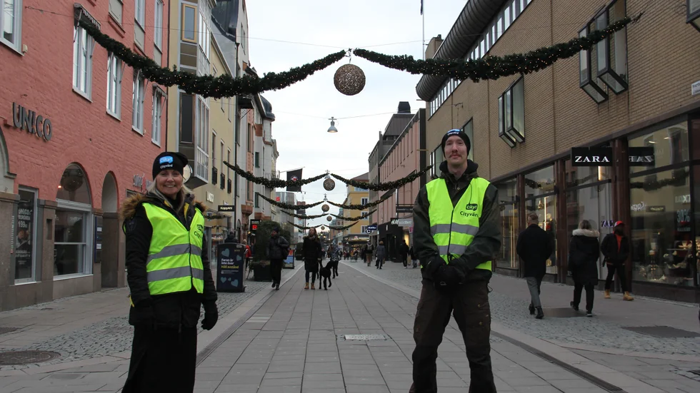 Charlotta Rejmer och Andreas Lundgren är två av de tolv cityvärdar som kommer finnas i centrala Uppsala fram till årsskiftet.
