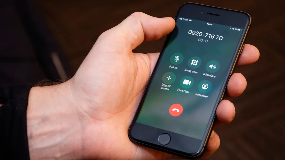 Region Norrbotten upplever problem med att många ställt sig i telefonkön för att sedan logga in på 1177 och boka direkt. Det gör att arbetet med att beta av telefonkön går långsammare. (Arkivbild)