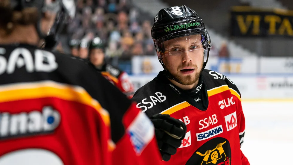 Petter Emanuelsson gjorde två av Luleås mål, när gamla klubben besegrades med hela 4–0.