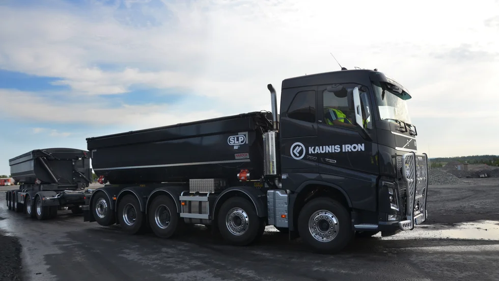 Kaunis Irons 90 ton tunga malmbilsekipage har varit involverade i tre av sex dödsolyckor mellan Kaunisvaara och Svappavaara sedan 2018. Med den gröna omställningen kommer än mer tung trafik att gå ut på länets eftersatta vägnät. Olyckorna kommer att öka. Trafikverket saknar pengar för säkra vägar och utbyggd järnväg, regeringen vill inte betala för det. (Arkivbild)
