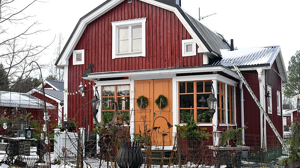 Det lilla gulliga huset med brutet tak förseddes med glasveranda, något Ann-Marie alltid drömt om.
Den ockragula färgen heter Lilla Hyttnäs och går igen i såväl fönster som parytterdörrar.
