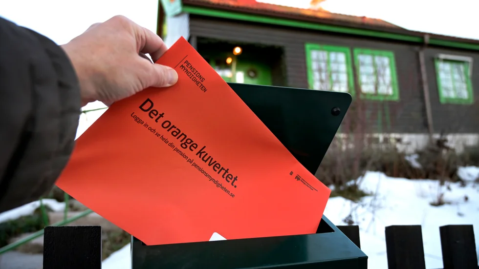 Det orange kuvertet från Pensionsmyndigheten kommer till Sörmlands pensionssparare i månadsskiftet februari– mars.