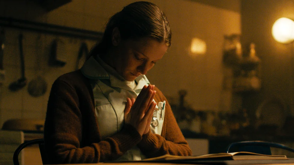 Morfydd Clark spelar huvudrollen, den mycket religiösa Maud, i dramaskräckisen "Saint Maud". Pressbild.