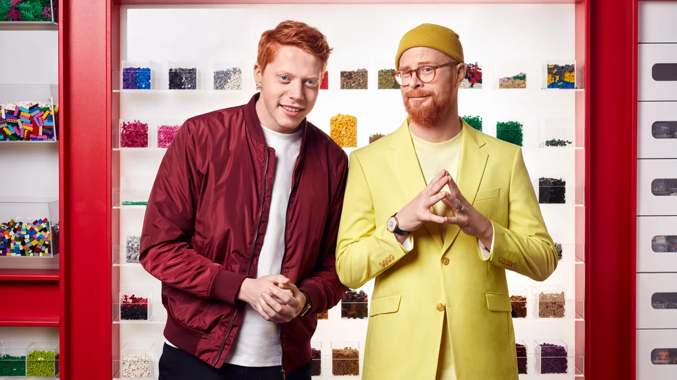 Mauri Hermundsson leder "Lego masters" tillsammans med domaren Magnus Göransson, designchef på Lego.