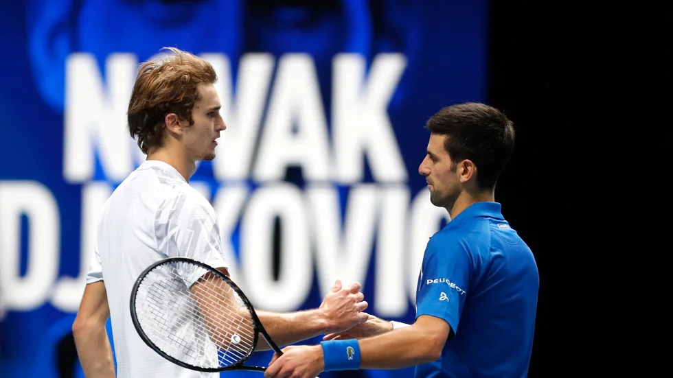 Novak Djokovic, till höger, tog sig till semifinal i ATP-slutspelet utan att imponera, efter seger mot Alexander Zverev som vann slutspelet 2018.