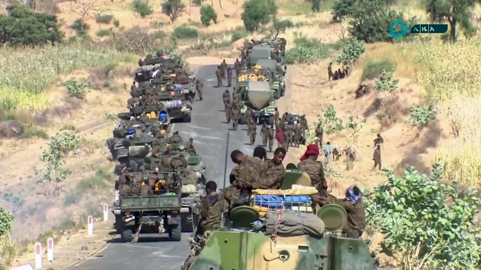 Denna bild, som distribuerats av Etiopiens statliga nyhetsbyrå, visar federala styrkor som förflyttar sig vid gränsen mellan regionerna Amhara och Tigray tidigare i veckan.