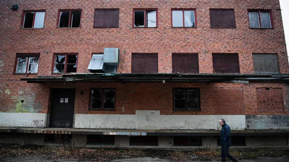 Mejeriet var en gång Järlåsas stolthet. I nuvarande skick solkar det ner ortens rykte, anser Järlåsabon och lokalpolitikern Kjell Haglund som kräver att kommunen agerar.