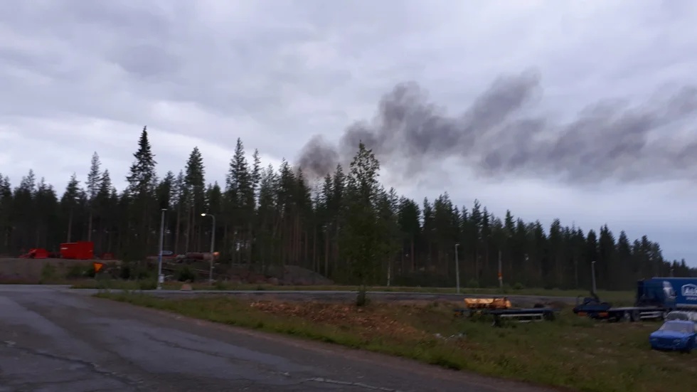 Från återvinningsanläggningen i Älvsbyn steg svart rök mot himlen under lördagsmorgonen.