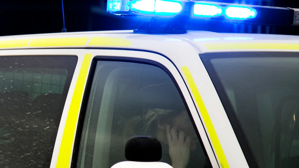 Polisen fick under söndagsmorgonen rycka ut när en bilförare fått en skiftnyckel kastad på sin bil. Gärningsmannen var så påverkad av narkotika att polisen körde honom till akuten för vård.