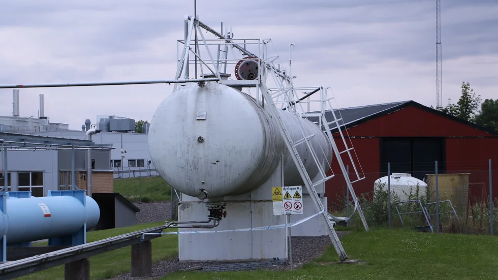 De två männen, som var anställda på Sandvik Coromant, hittades livlösa i en tank efter att oroliga anhöriga slagit larm. 