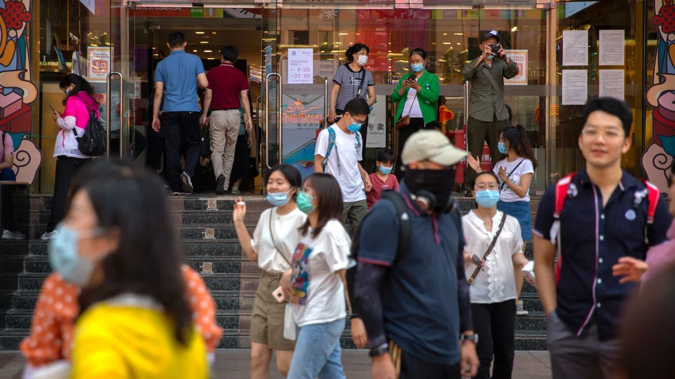 Personer i ett shoppingområde i Peking i början av juni.