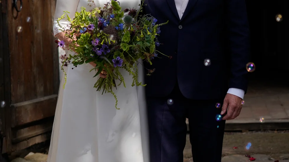 Danmarks statsminister Mette Frederiksen har gift sig med fotograf Bo Tengberg i Magleby kyrka.