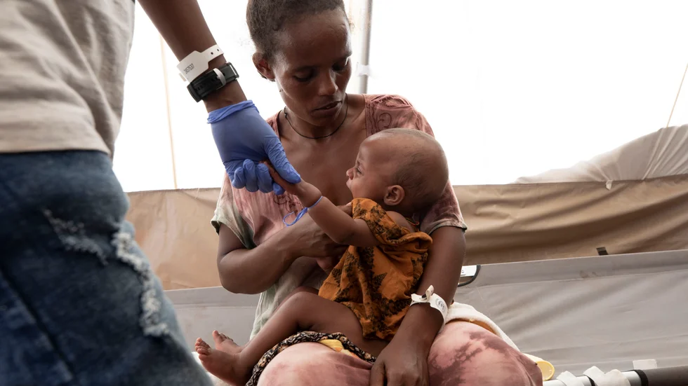En tigreansk kvinna som flytt hemregionen sitter med sitt barn i ett flyktingläger i Sudan. FN kräver tillgång till internflyktingar i Etiopien efter striderna i Tigray. Arkivbild.