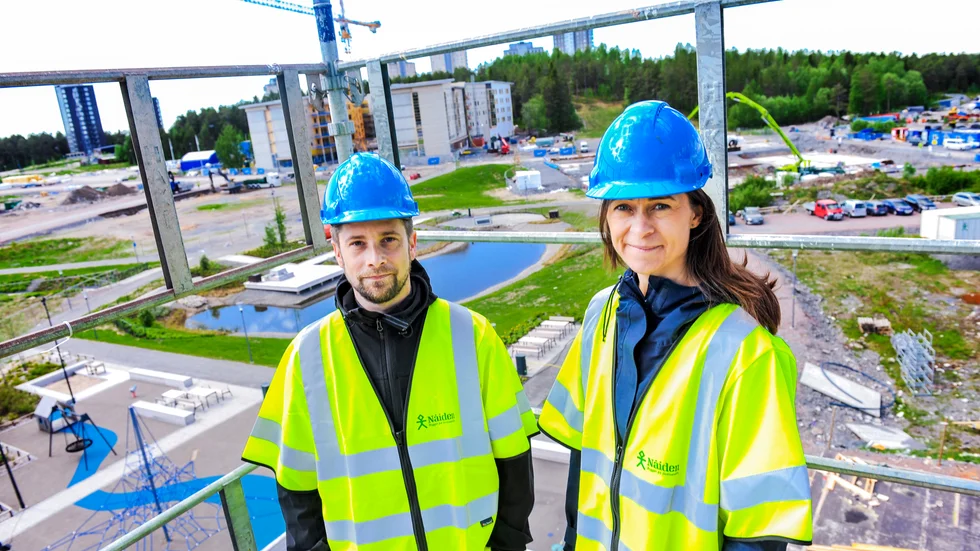I somras besökte exploateringschefen Daniel Rova och planarkitekt Annika Ohls Kronandalen. I bakgrunden syns Hemsös omsorgsboende.