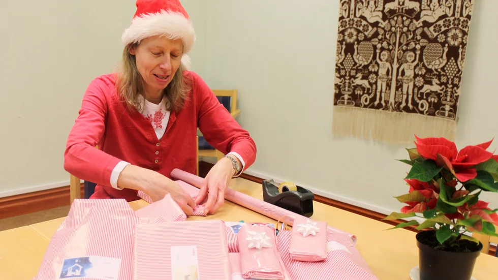 Så här har det sett ut tidigare år när diakon Anette Andersson slagit in paket som delades ut på julafton, men i år ställs traditionen in på grund av coronaläget.
