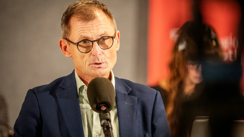 Utbildningsdirektör Torsten Flemming vill, förutsatt att det går att kombinera med råd och rekommendationer, att gymnasiet ska återgå till växelvis distansundervisning efter jullovet.