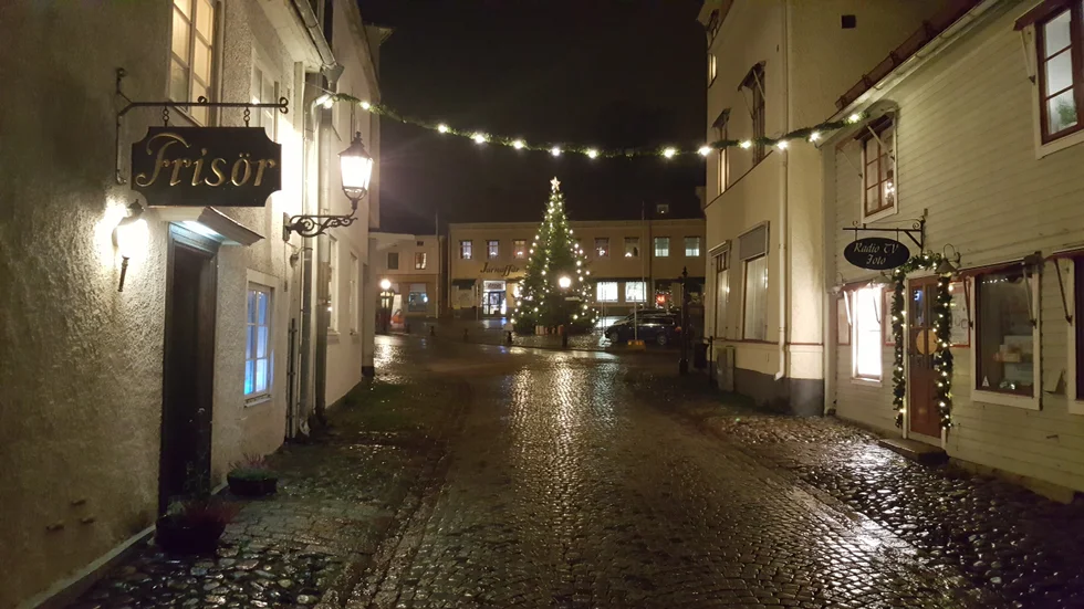 Julen är snart här men än så länge lyser snön med sin frånvaro. Bilden är tagen en regnig decemberkväll i Gamleby.