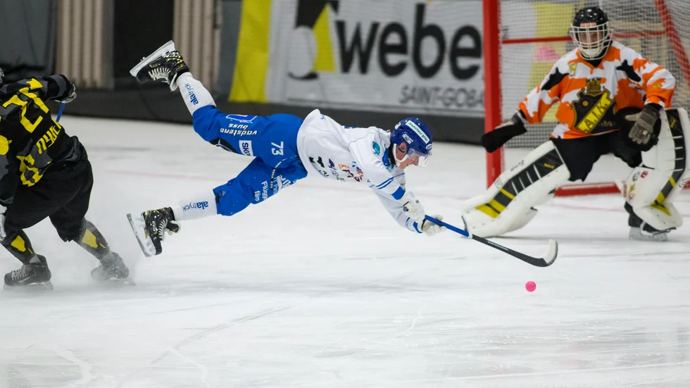 Aleksi Seppänen fälls i den första halvleken och får straff. Men både den och ytterligare ett antal lägen brände IFK i den första halvleken. Till slut vann AIK med hela 11-4.